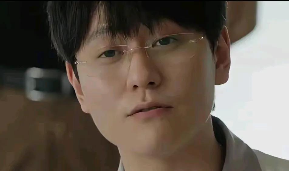 不知道为啥，一点也不喜欢这个演员。模样就不讨喜。可能是脸太方了，嘴唇又太薄了。眼