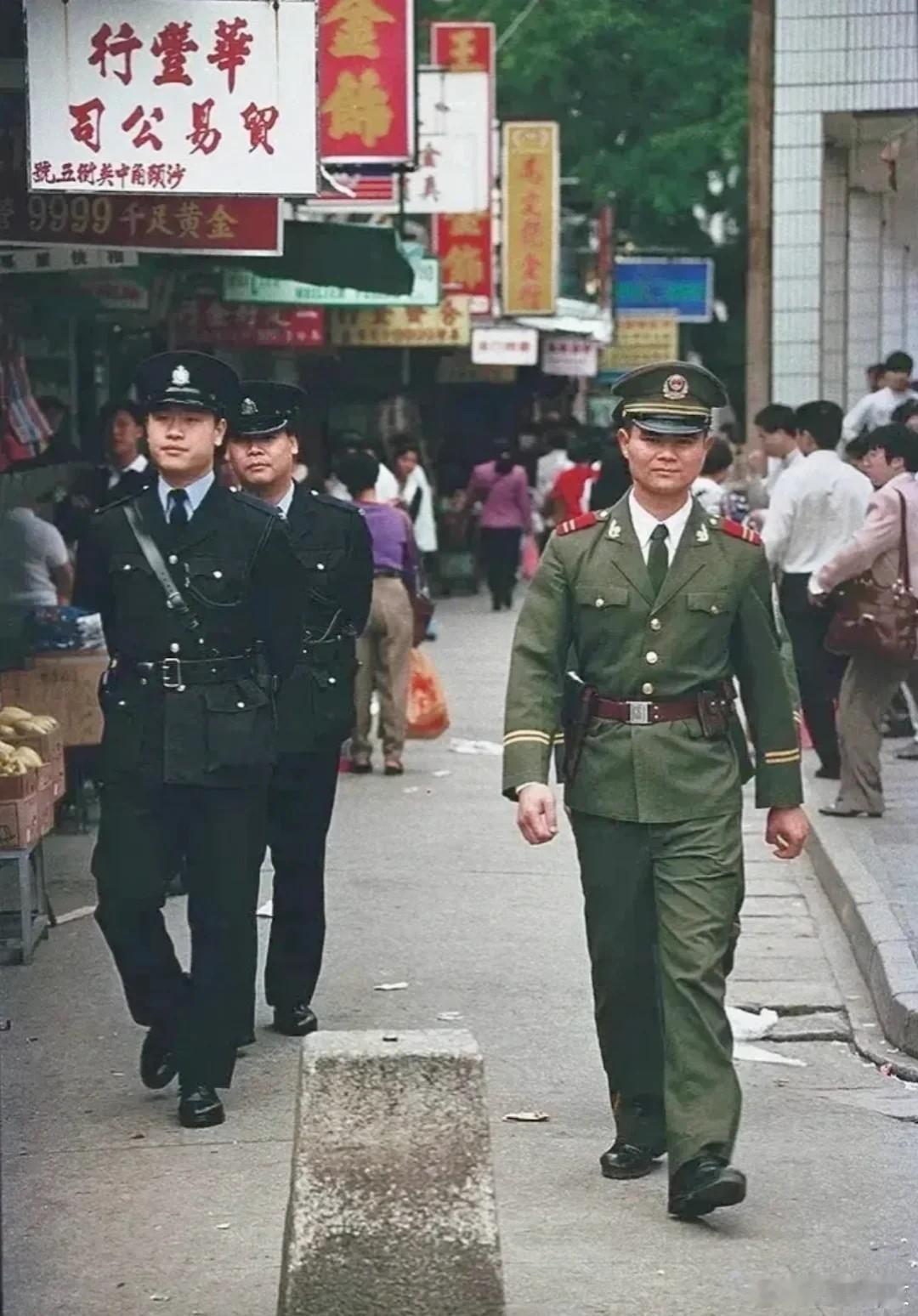 回望90年代中英街，两地警员并肩巡逻 这张1996年的彩色老照片，定格了沙头角中