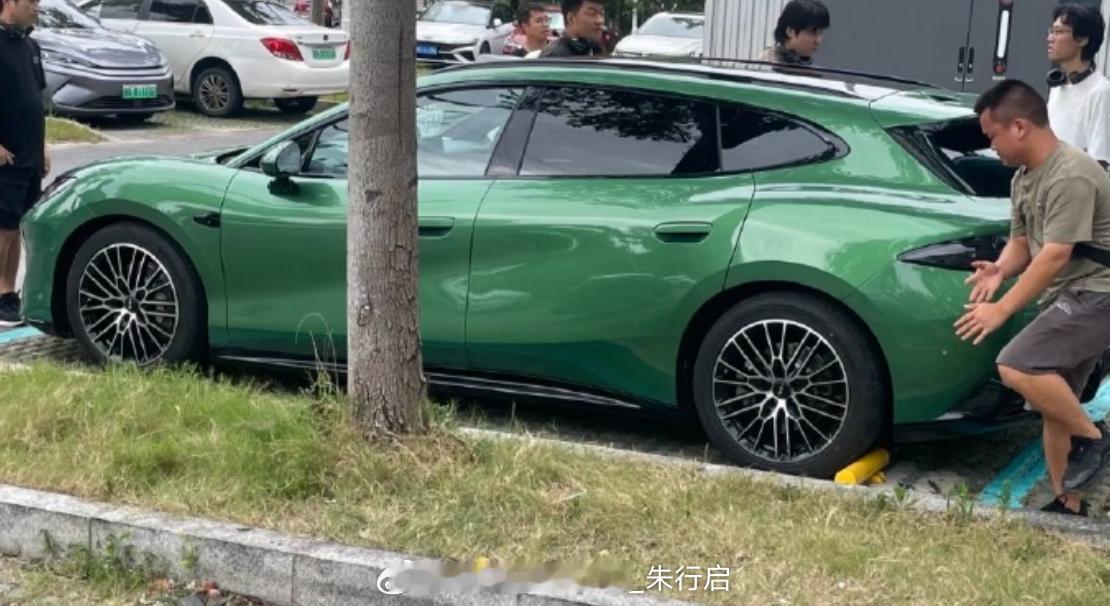 方程SGT的实拍图亮相看起来有点海豹06GT的既视感尾部的两边双菱形设计似乎有些