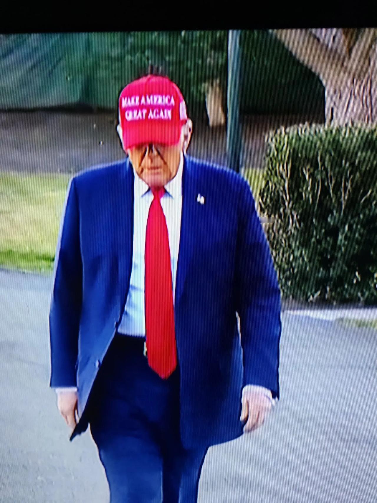 特朗普调整美国战略信号很清楚，在美洲地区它自己干，像对委内瑞拉先动手，颠覆马杜罗