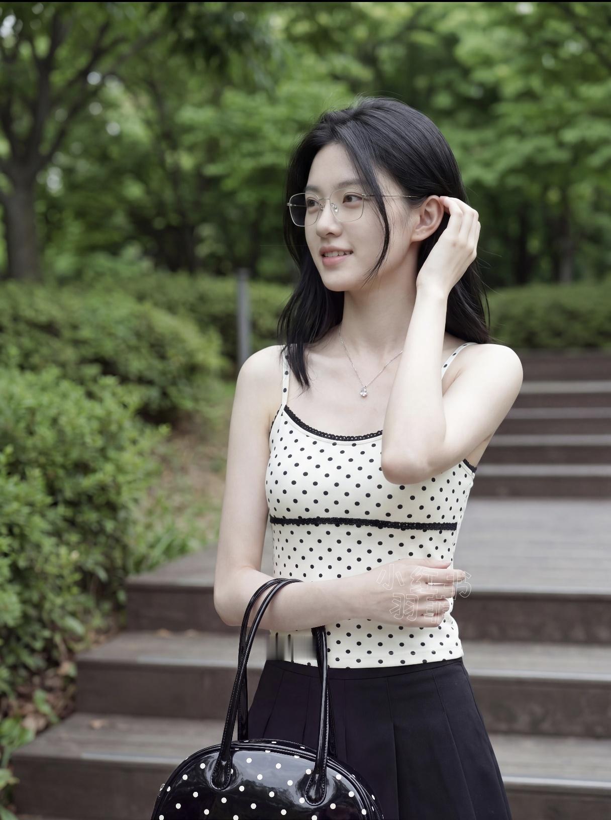 这位小姐姐在公园里散步呢。