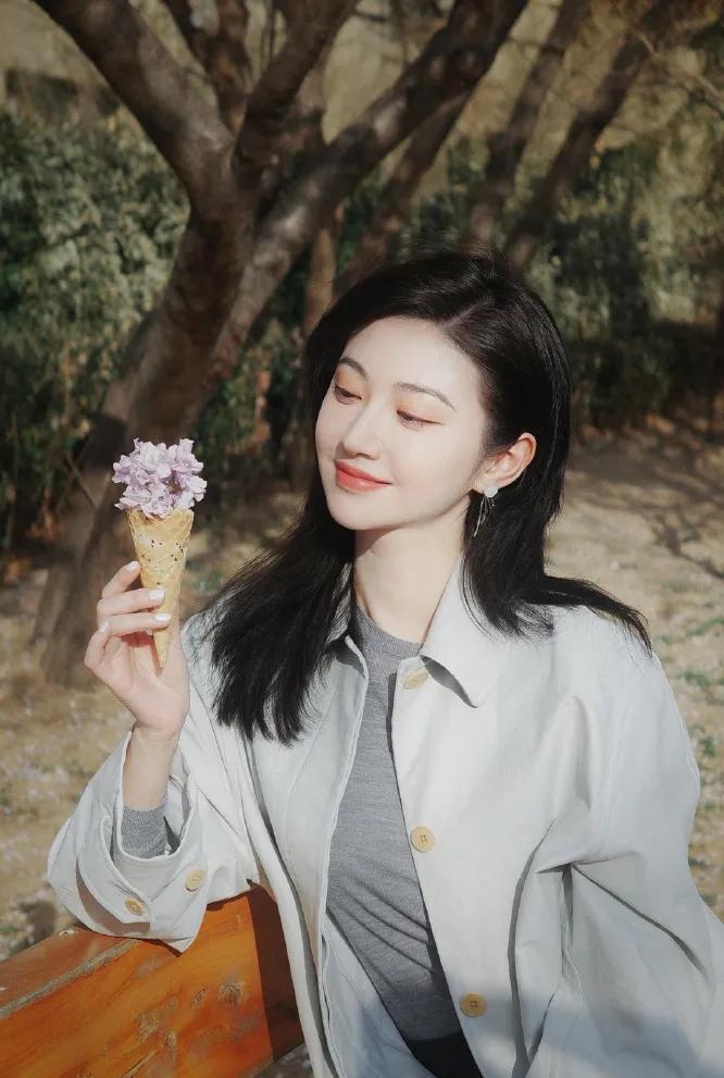 景甜的春日私服，真的美到心巴上✨
浅灰风衣配针织衫，温柔又减龄，
这才是春日穿搭