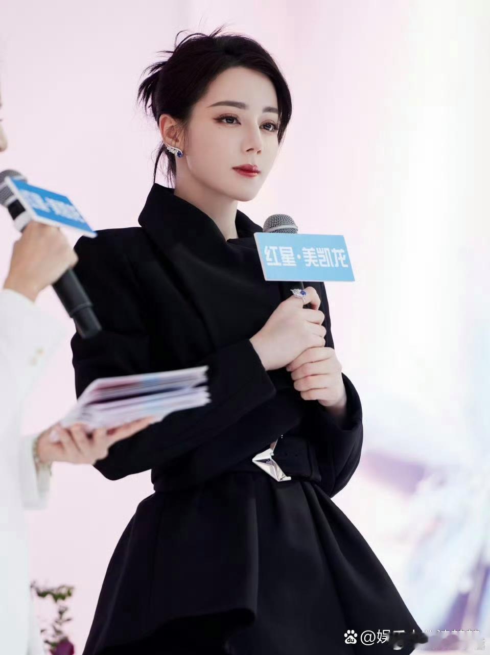 迪丽热巴南京线下活动，身穿高定黑纱褶皱礼裙亮相，好美好爱！黑色好合适热巴的颜值真