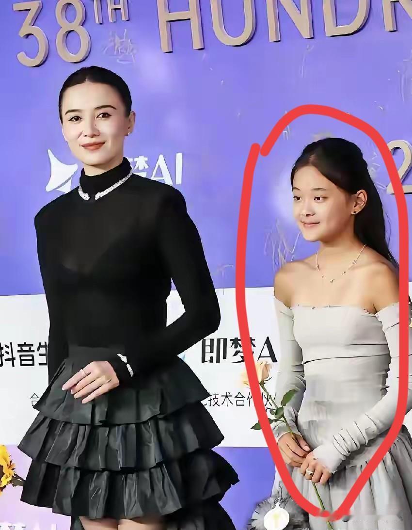 梅婷啊梅婷，你是不是有点太着急了！

怎么能把自己12岁的女儿打扮的这么成熟，简