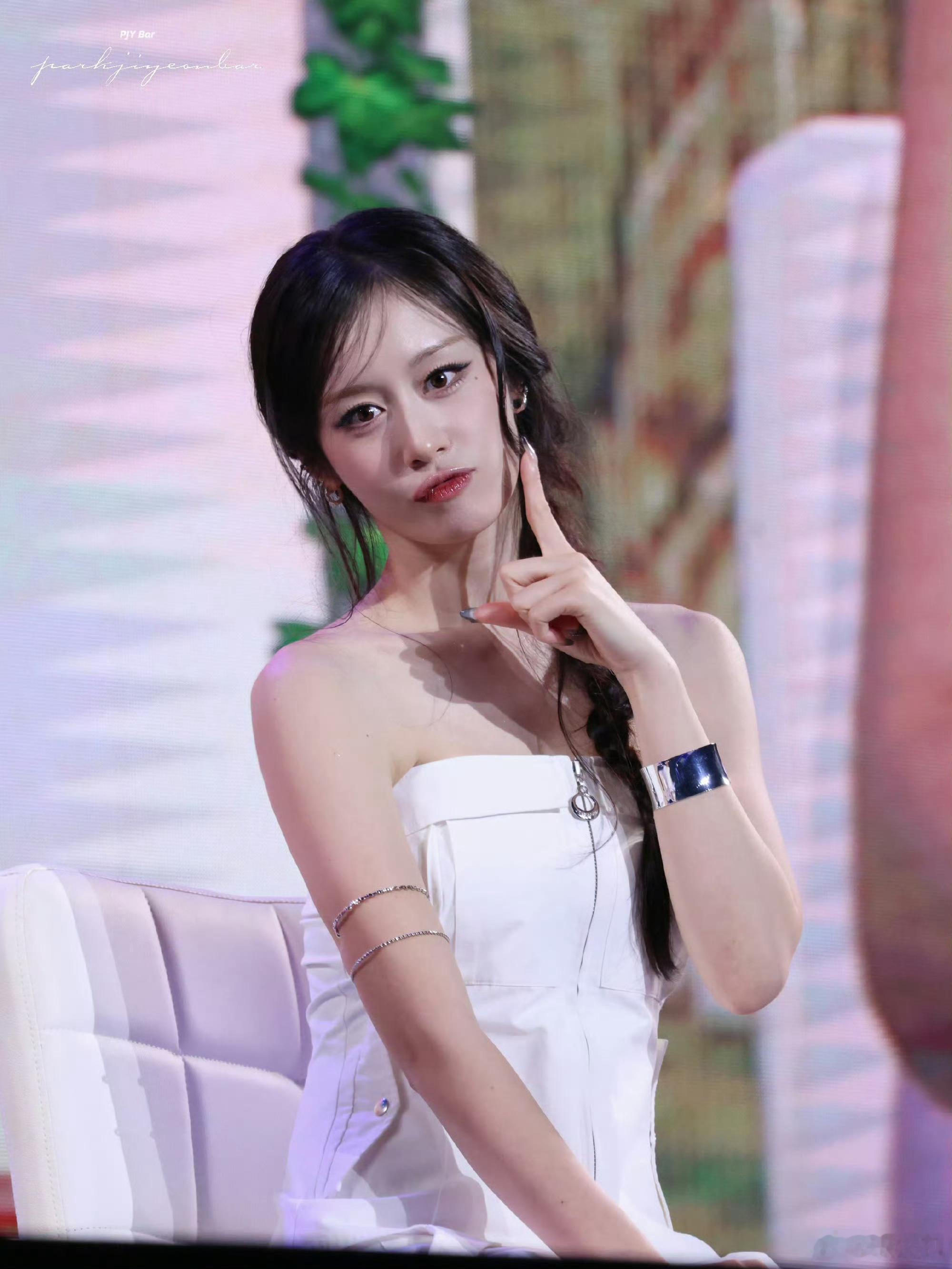 黄子韬来了都会把朴智妍认成徐艺洋吧 