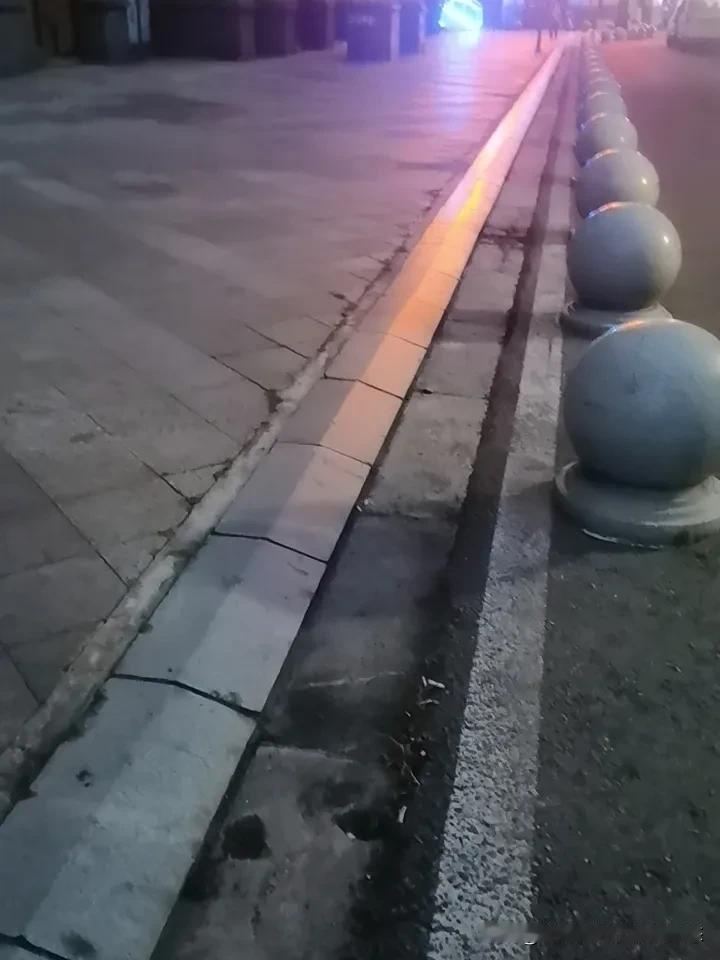 人生无重播，当下皆珍贵
 
       有人说，人生是一场戏，亦是一场梦，更是