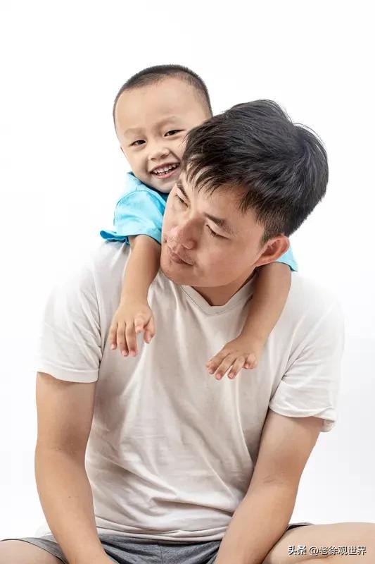 中国父亲，是世间最勤劳、最有责任心、最有担当、最懂默默奉献的一群人。为人父，扛起