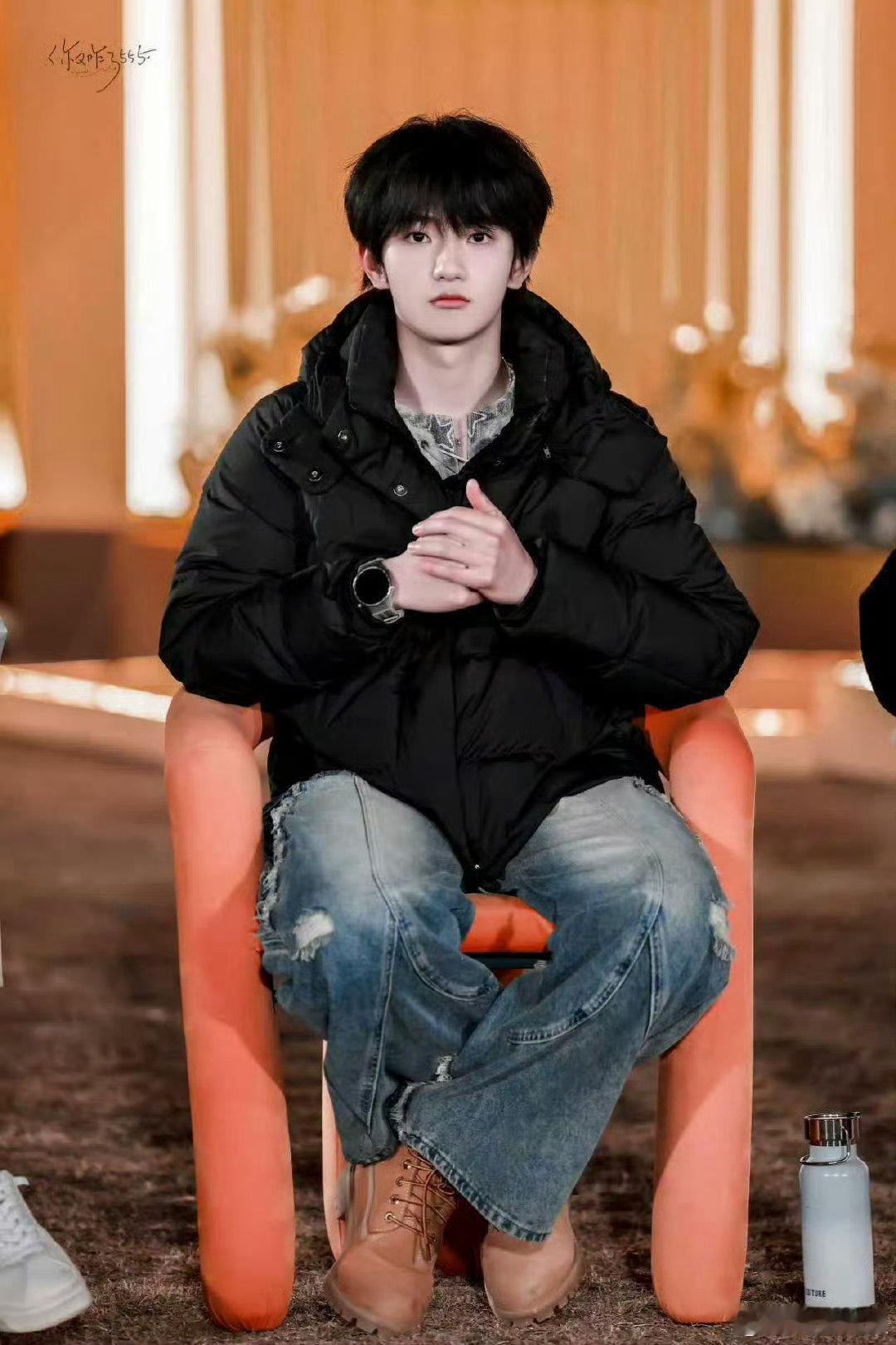 穆祉丞上目线攻击周五晚高疯 穆祉丞上目线暴击！可爱值拉满，《周五晚高疯》期待值爆