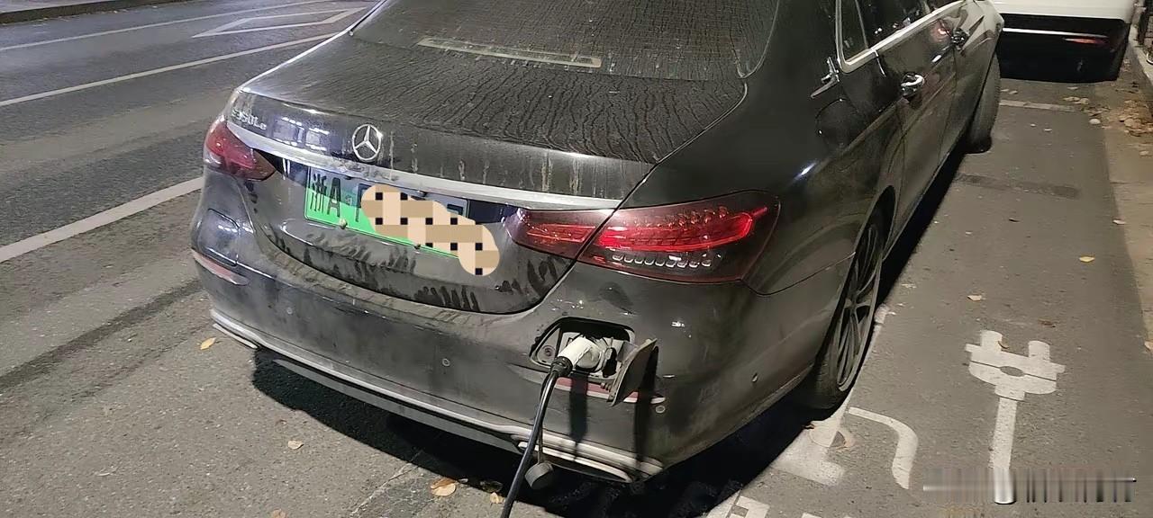 太不合理了！奔驰E350这充电口竟然在这个位置！

这老奔的充电口放在车屁股，风