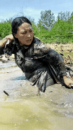 挖运莲藕这项工作真是太辛苦了，从业人员长期浸泡在水里，工作强度又特别的大，一般人