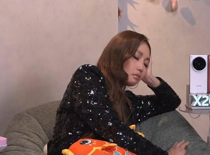 黄丽玲女士疯狂发起奇袭随时随地大小品歌手直播 ​​​