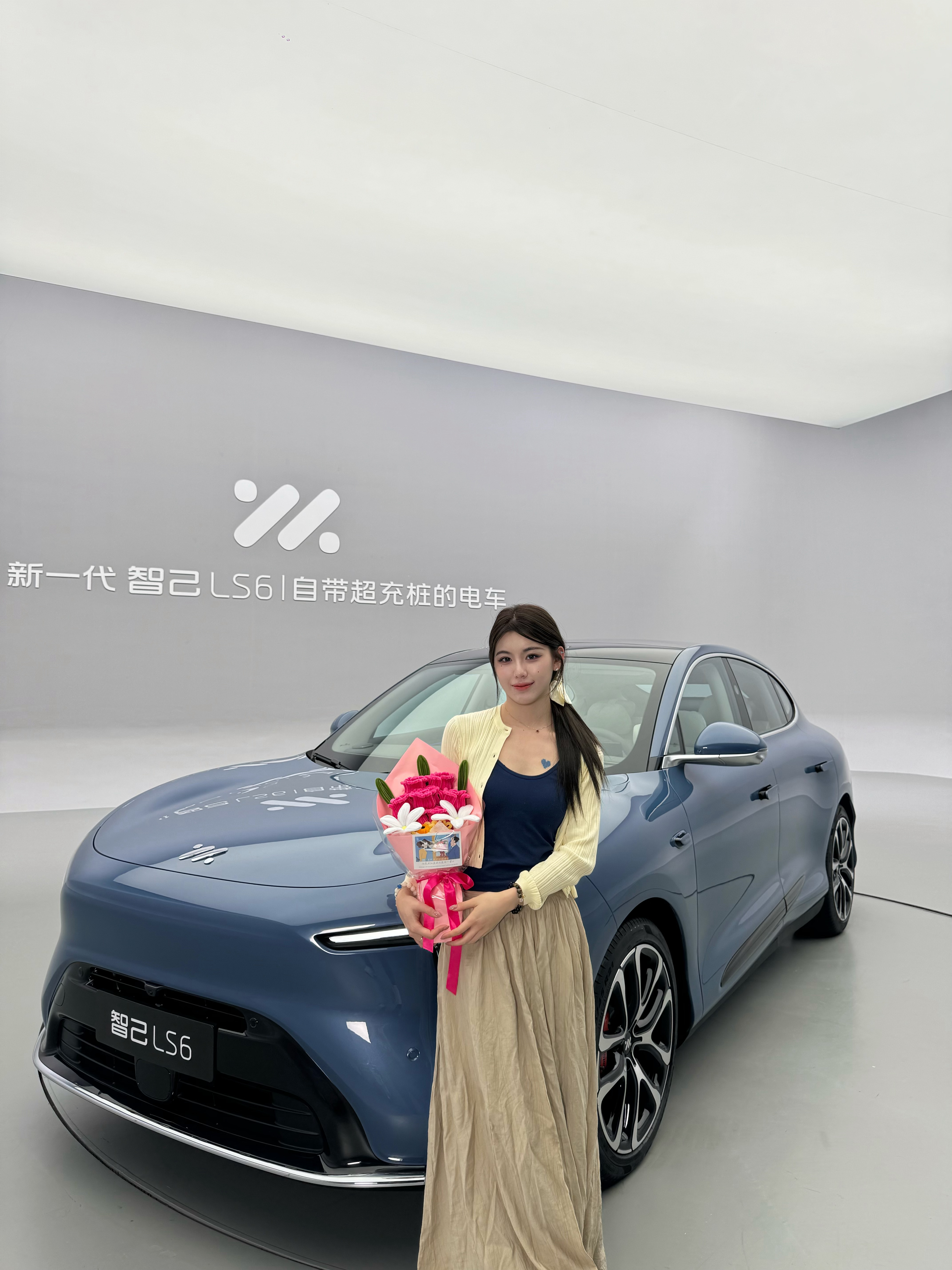 报告！昨天去拍了智己LS6！非常喜欢！[哇]但还不能给大家看里面[哇] ​​​