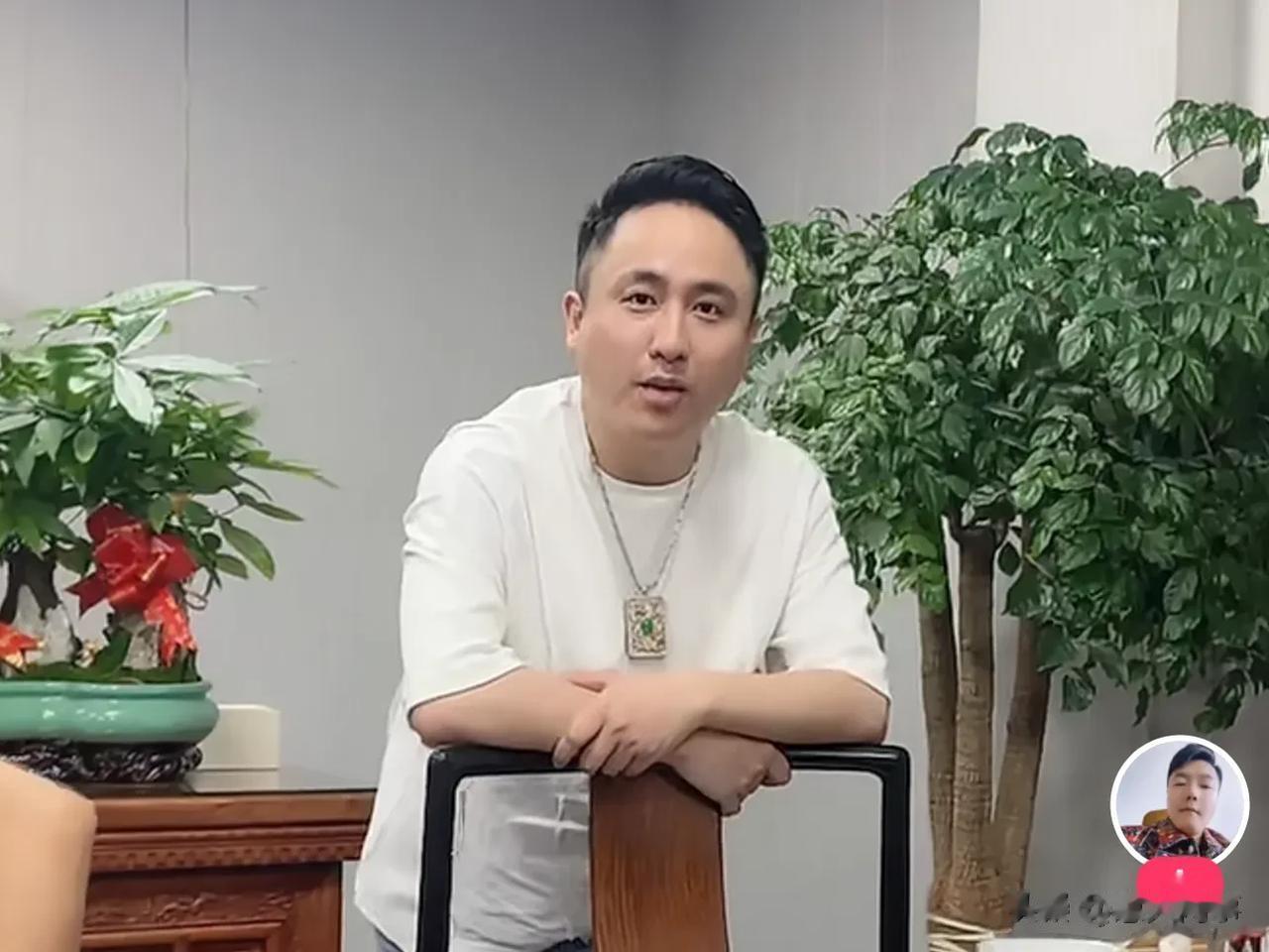 散打哥吐槽网红带货80%夸大宣传骗子，为了20%利润脸都不要了，把粉丝当傻子。
