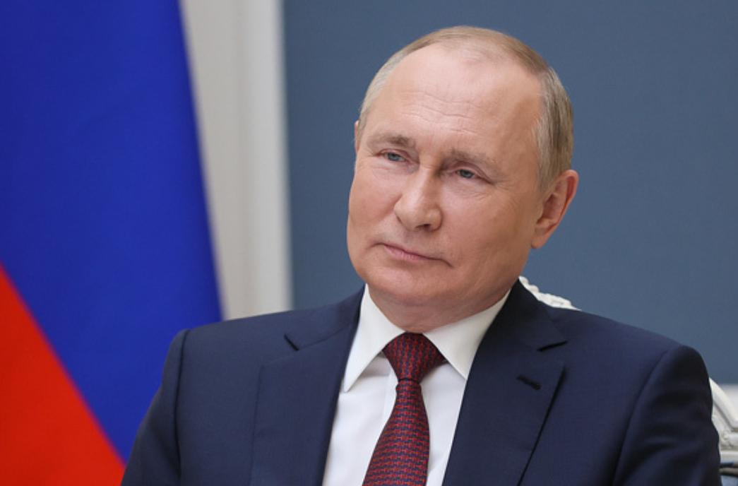 普京罕见地承认自己恋爱了，而且是一见钟情。普京应该是在12年前宣布离婚的。此后感