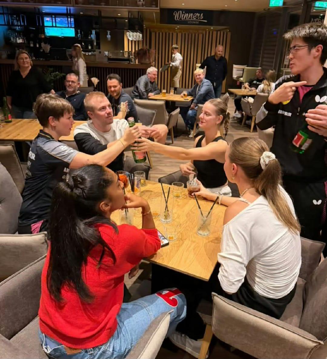 【打完欧锦赛，德国法国球员聚会庆祝胜利】赛事下榻的DoubleTree 酒店里名