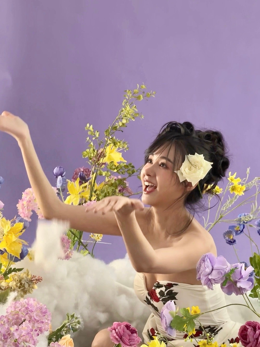 #郑合惠子洗棉花浴# 郑合惠子沉浸在棉花浴中，仿佛从画中走来。她的美，带着千禧甜