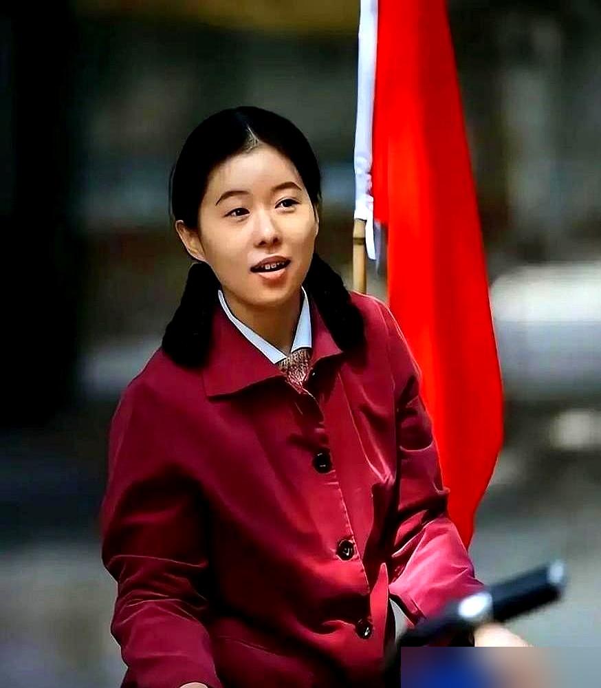 张嘉益拍戏，碰上个坎。

一个刚出狱的角色，科班演员怎么演都差点意思。演不出那种