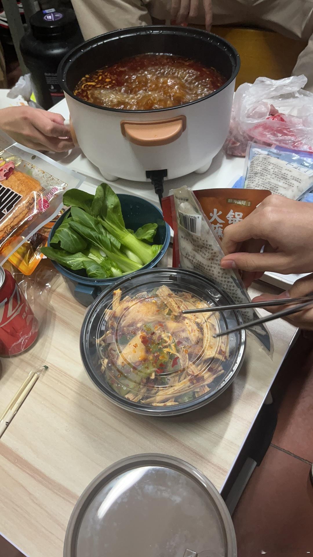 四年大学第一次和室友一起跨年，幸好讨厌的那位不在 