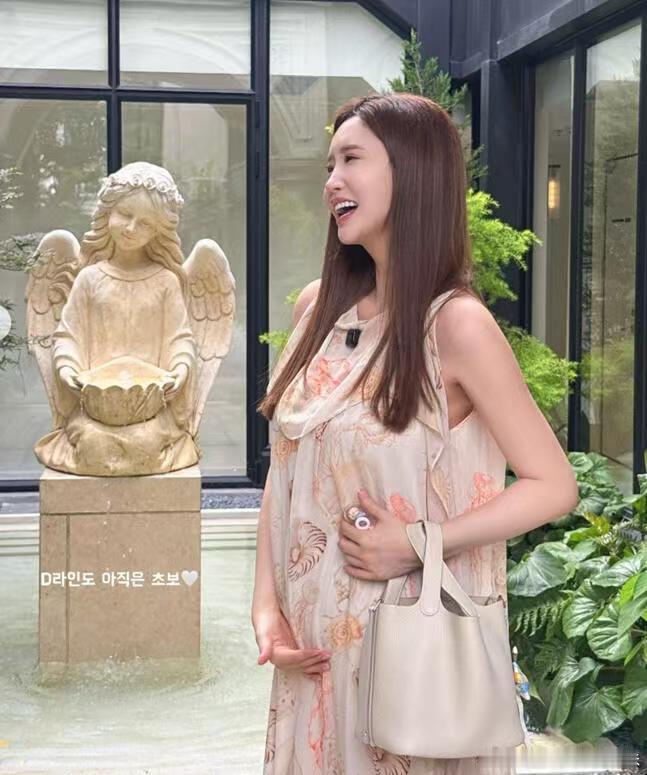 李多海晒孕肚李多海5个月孕肚 李多海晒孕肚！准妈妈营业太美了，怀孕5个月孕肚好明