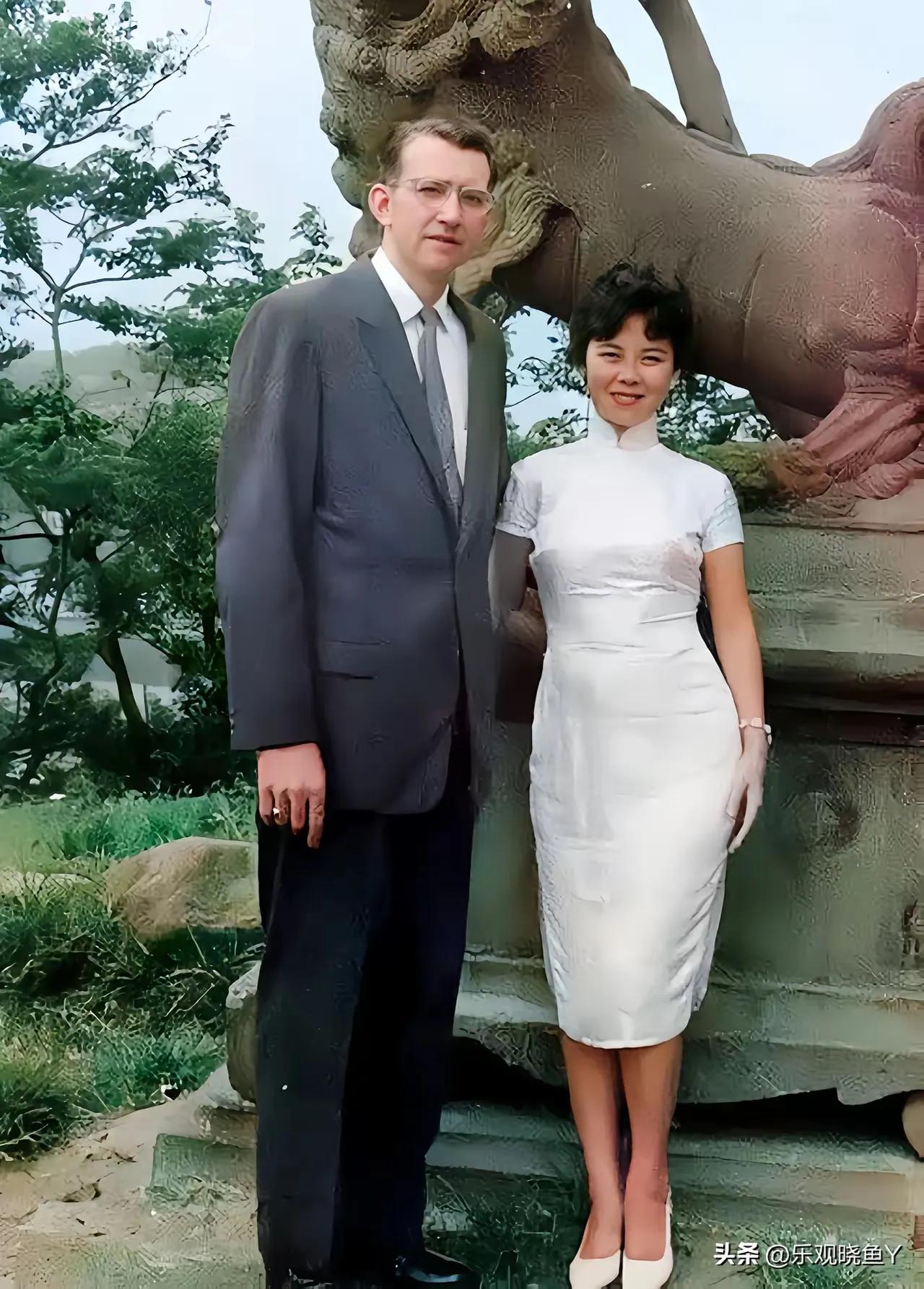 大丈夫一言九鼎，
持家女风水平和。
横批：《比翼与连理》