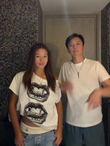 女儿：爸！也太离谱了吧！你都56岁了，跳舞比我13岁的人还灵动！

刘奕君：哈哈