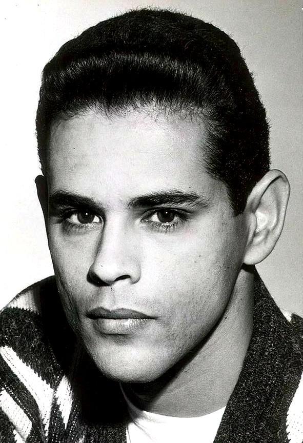 所有人都以为他是个彻头彻尾的疯子，直到他差点被自己的角色逼疯。
 
荧幕里，他是