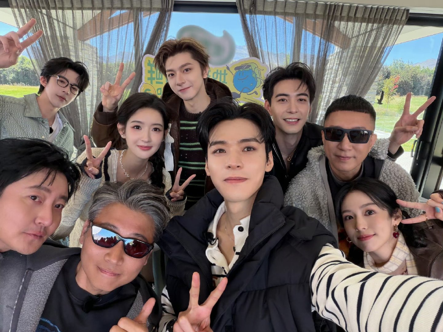龚俊发了地球超新鲜大合照龚俊新的旅程即将开启新鲜出炉的全员大合照来了，龚俊和伙伴