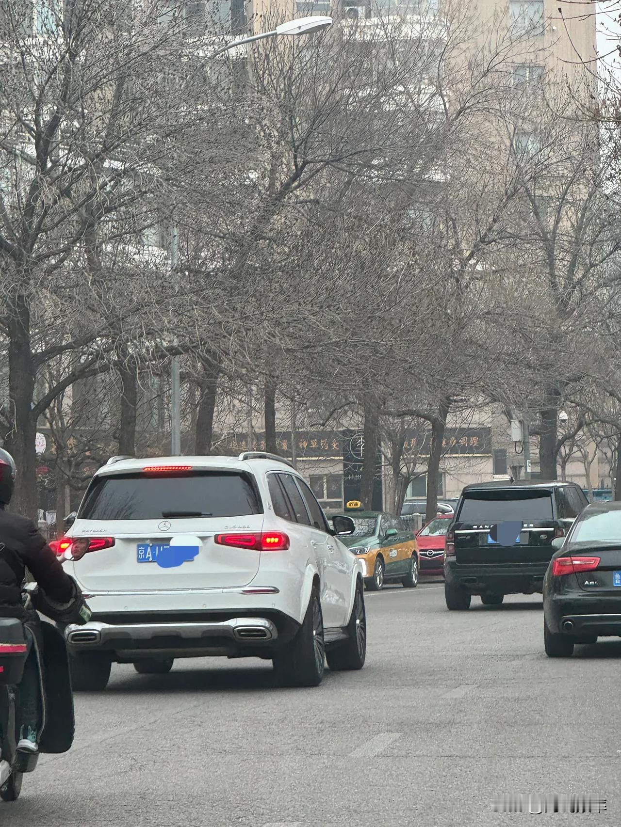 白车真显大啊！这辆奔驰小吉普看着比路虎揽胜还大#又看上这种车了#