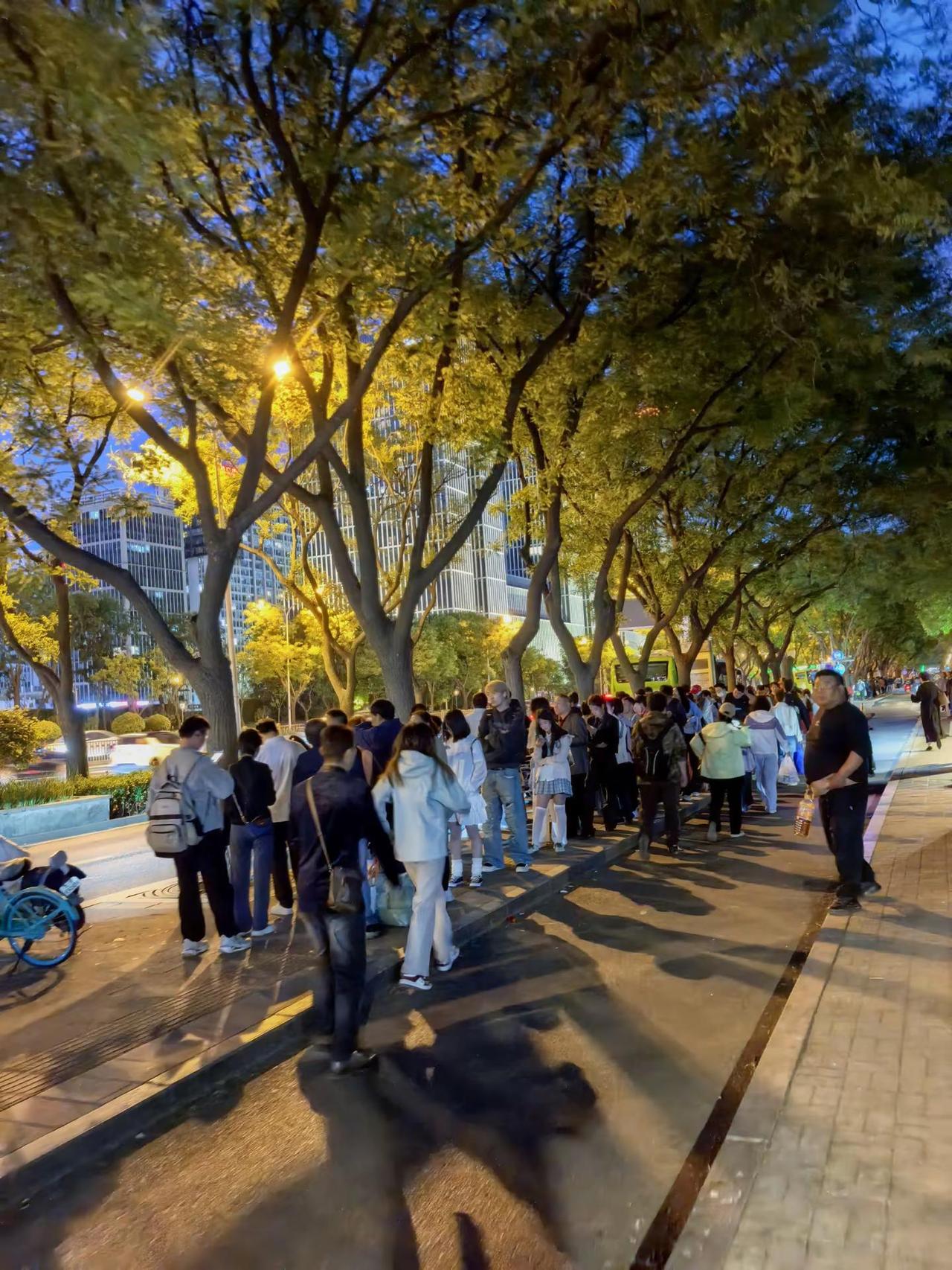 结束北京的工作，启程回燕郊。相信不少朋友和我一样，每天穿梭在京燕两地。你们通勤单