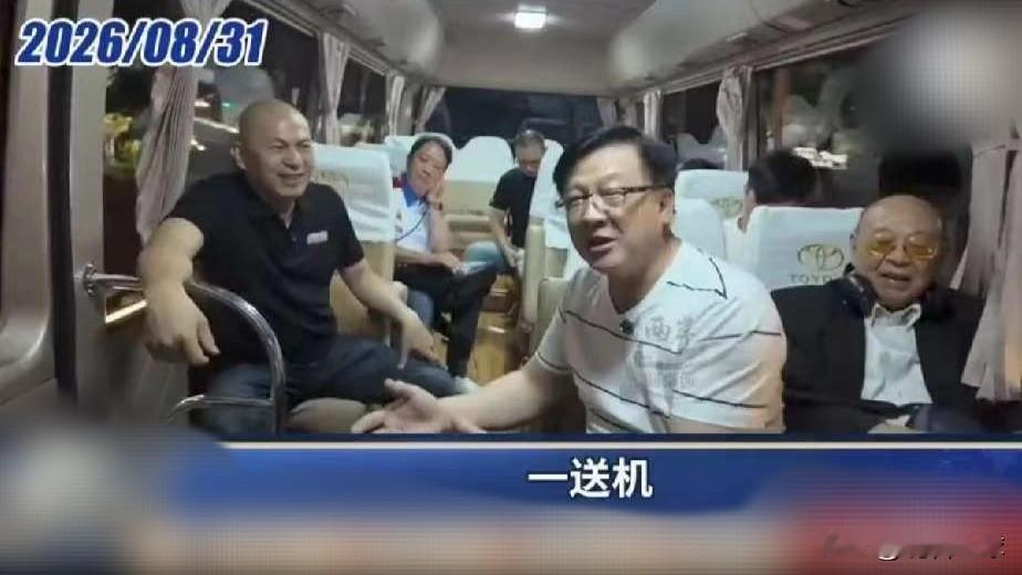 张雪的这群香港小迷弟，本来只是去机场送机，打算送到机场就分开。谁能想到，一路聊天