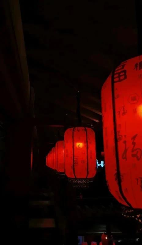 《七律   世相感怀》
同道同行难共梦，同筵同酒意难融。
世情扰攘心多惑，人事参