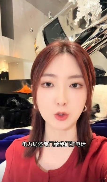 一年电费40万炫富网红被禁言一年电费40万，虽然你有钱，能交得起！那也不用这么浪