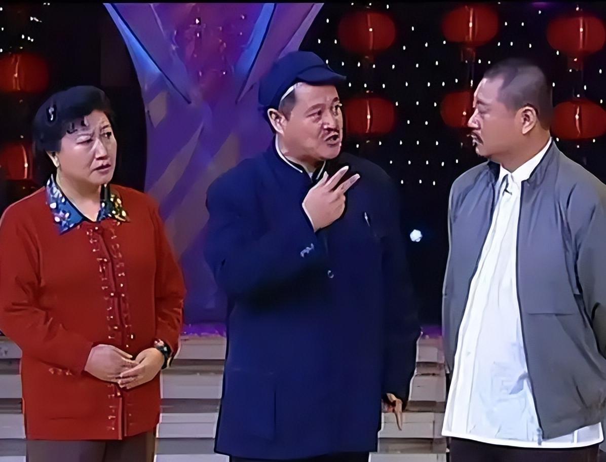 [微风]有一次，赵本山领着范伟商演，七场42万，分给范伟7000，高秀敏看不下去