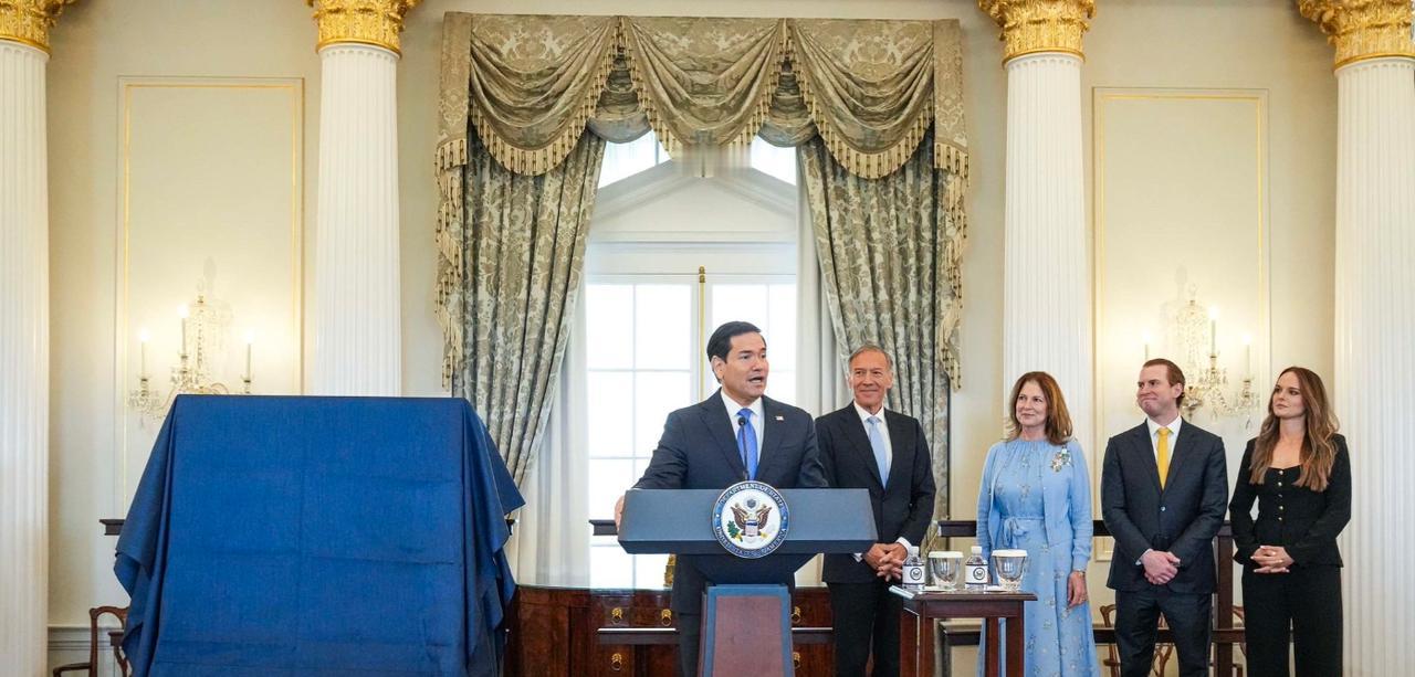 蓬佩奥在担任美国国务卿期间，到处煽动对抗、散布谎言、破坏国际合作，推行霸权主义和