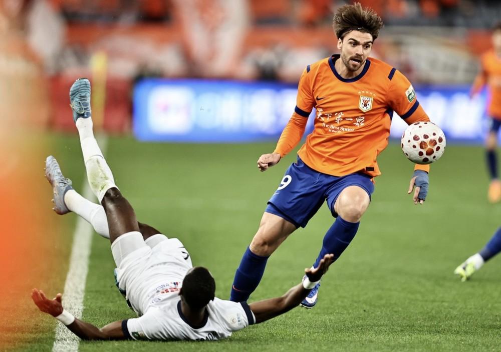 100分钟刚过，主裁判甘树然吹响了全场比赛结束的哨音，山东泰山队将士长舒一口气，