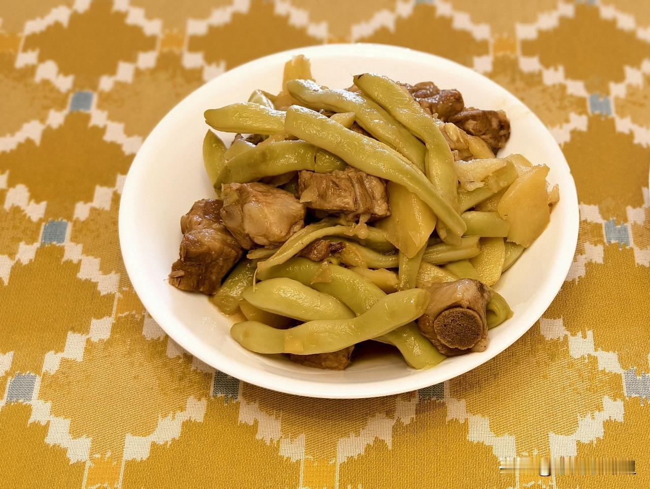 东北人家常菜的灵魂排骨炖豆角！
我是把排骨用高压锅清炖好了，豆角炒一下，就把排骨