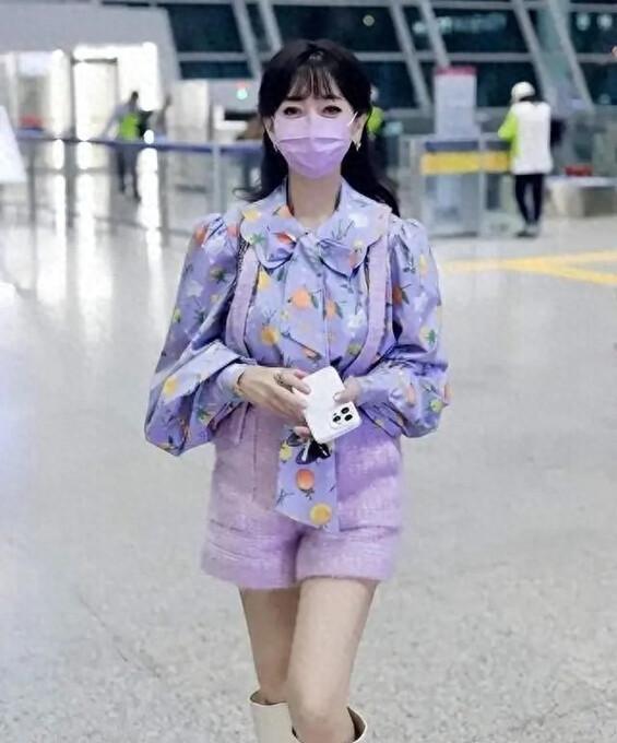 70 岁赵雅芝的不老穿搭启示：自信展现活力，色彩与款式巧妙搭配显青春风采