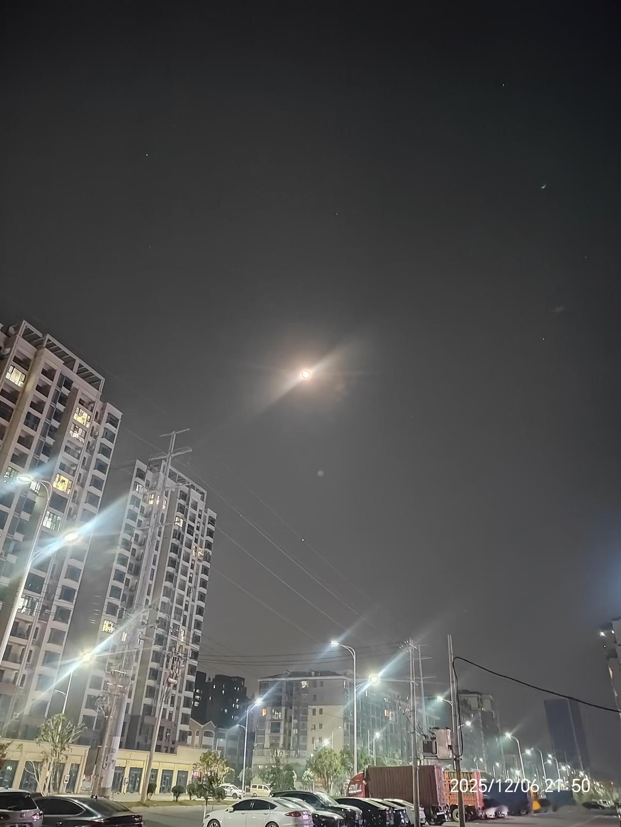 城里的月光

最早听到《城里的月光》这首歌是在安徽北部淮北的一个晚上，城市里的月