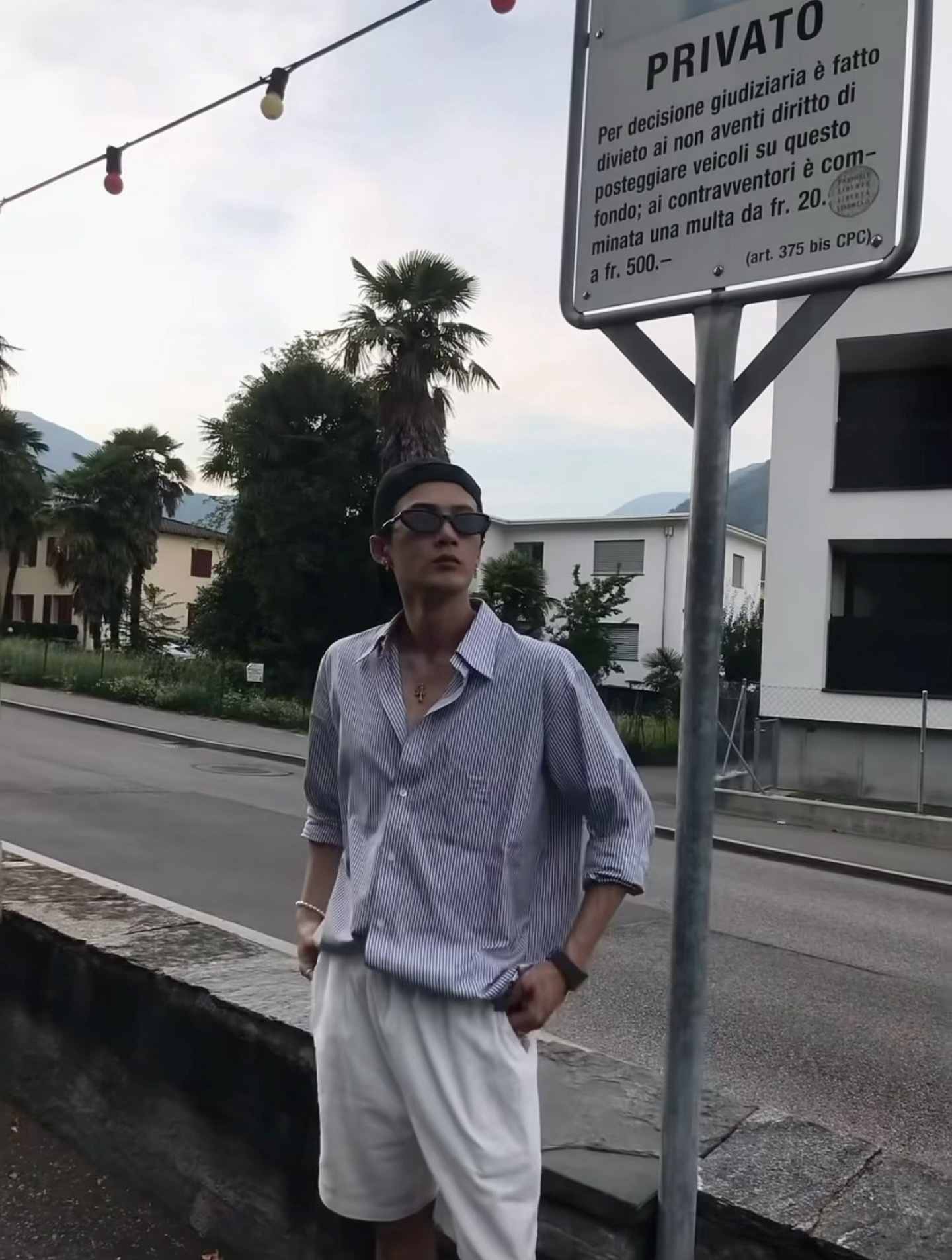 内娱独一份的海外时尚表现力！街头随拍堪比杂志封面，清冷贵公子氛围感直接拉满 