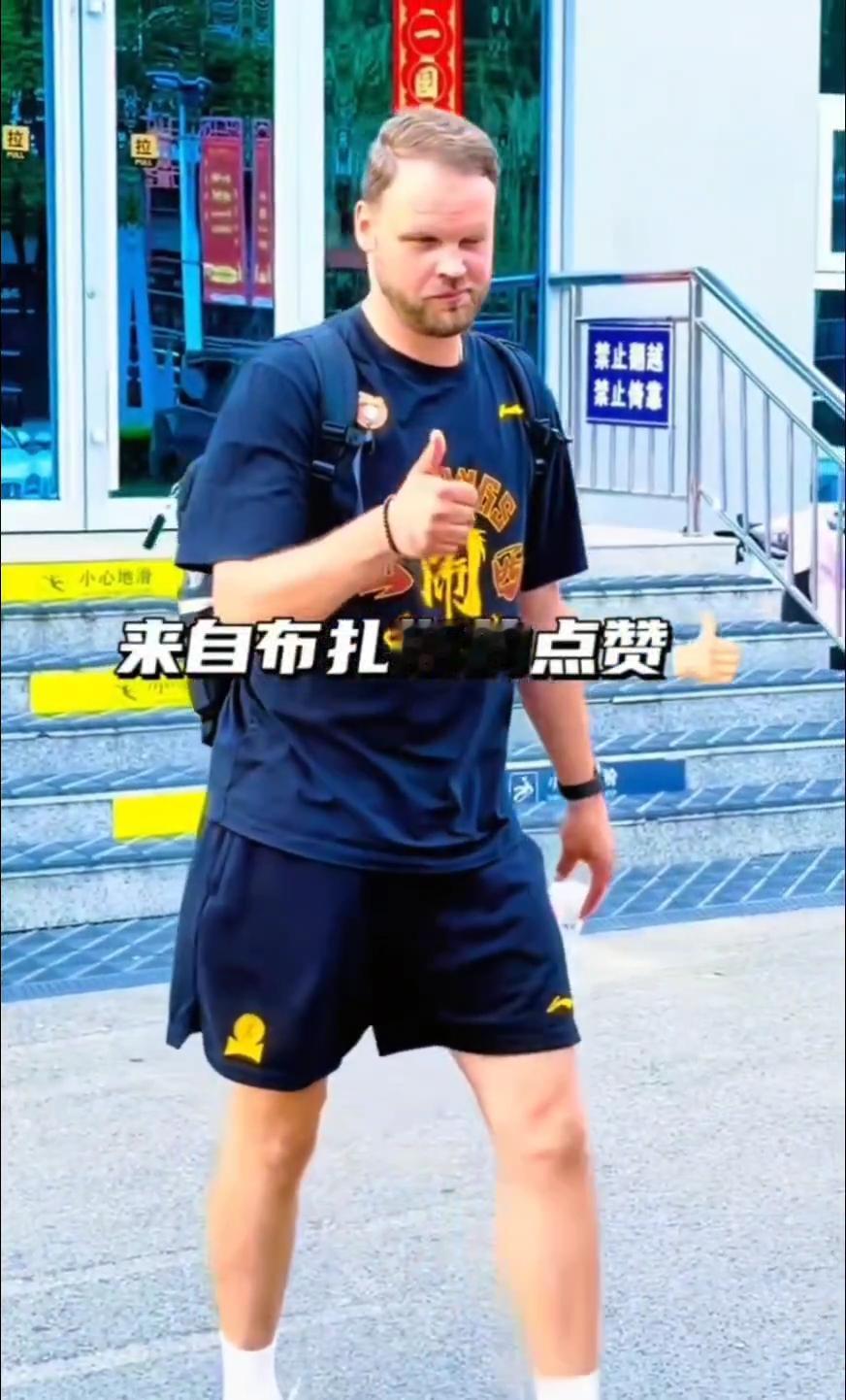 山西队训练人家大张旗鼓的，新疆队训练就只能默默无闻了！其实新疆队的训练，在姜指导