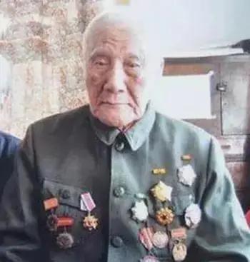 1941年延安， 毛主席去食堂时，一个人拎着削尖的木棍朝毛主席后脑勺刺去，千钧一