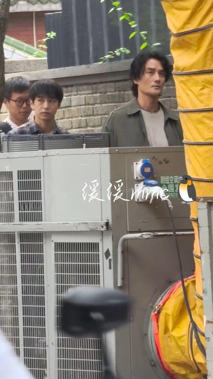 王凯彭昱畅交锋路透 王凯彭昱畅《交锋》同框，师徒搭档，这火花得窜天啦！王凯彭昱畅