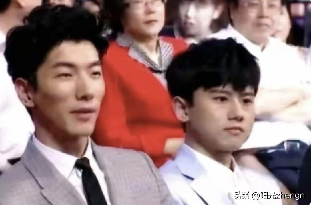 张杰的娃娃脸，太显年轻了，一点也不像中年人。看着就像年轻人一样。

张亮和张杰明