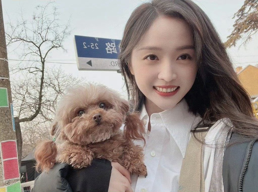 吴宣仪辛凌.就宣仪式感 在那年里看到这组抱狗狗自拍还是超好看捏