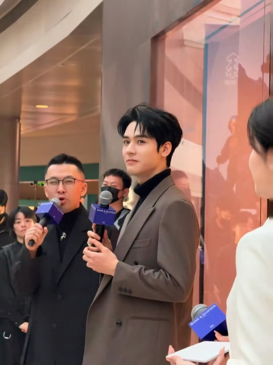 龚俊线下人气好高啊，而且这大高个大长腿身形太优越了，脸也看着很高级很帅，多来线下