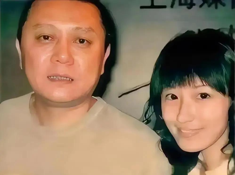1994年，36岁的王朔与20岁的徐静蕾在家约会，俩人刚想亲密，王朔的妻子回来了