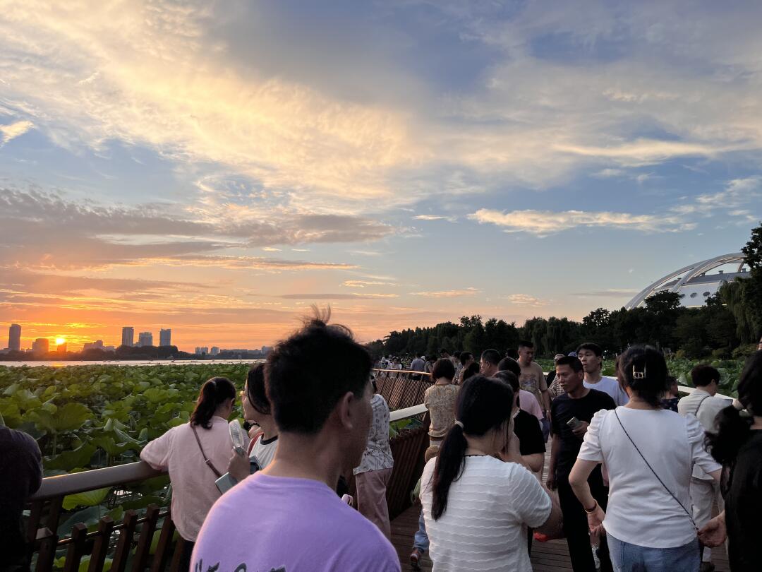 6.28今天感觉全南京人都来蹲玄武湖落日了
