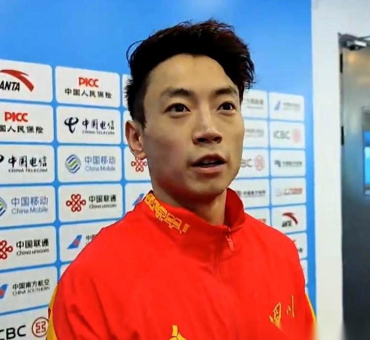 讲个恐怖故事：铁打的邹敬园，流水的对手。
全运会，双杠，三连冠。
这几个字摆在一