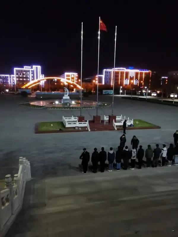 升旗仪式后现场唱响《歌唱祖国》 升旗仪式后现场唱响《歌唱祖国》，那场面太震撼了。