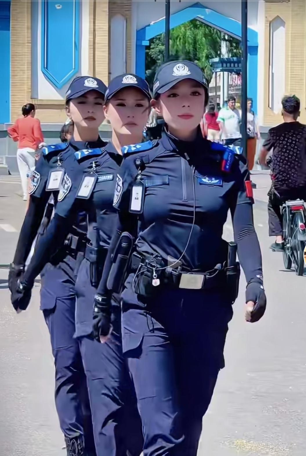大家猜猜看，图片中的三个女警察，是我国那个民族的。
提示一下：（这个民族地处在，